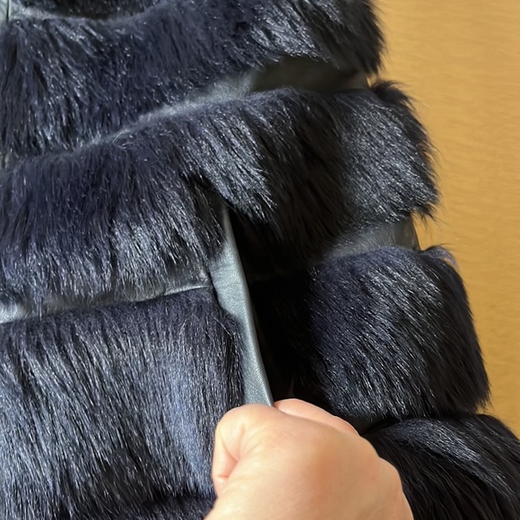 Stunning furry hooded vest - Picture 8 of 11